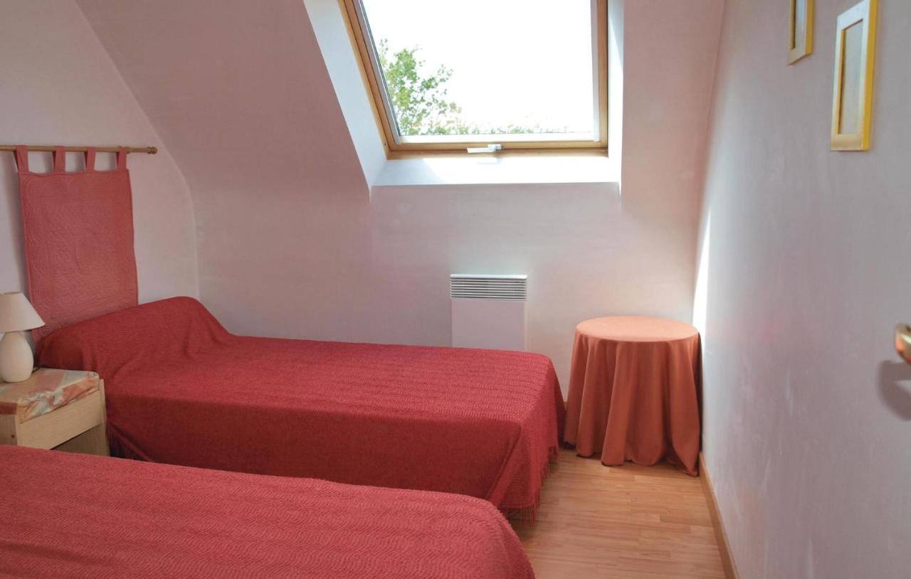 2 Bedroom Nice Home In Plestin Les Greves Exteriör bild