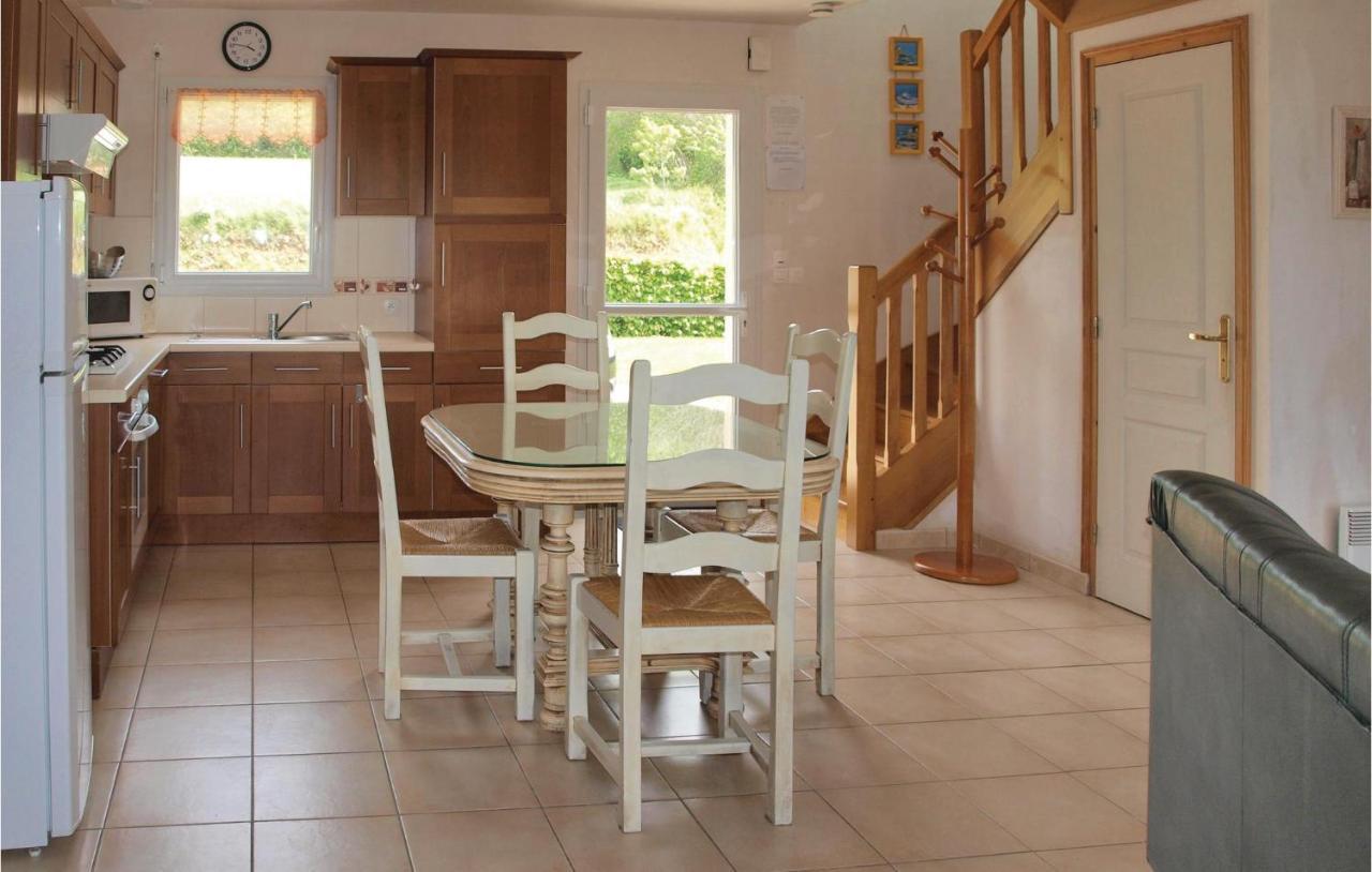 2 Bedroom Nice Home In Plestin Les Greves Exteriör bild