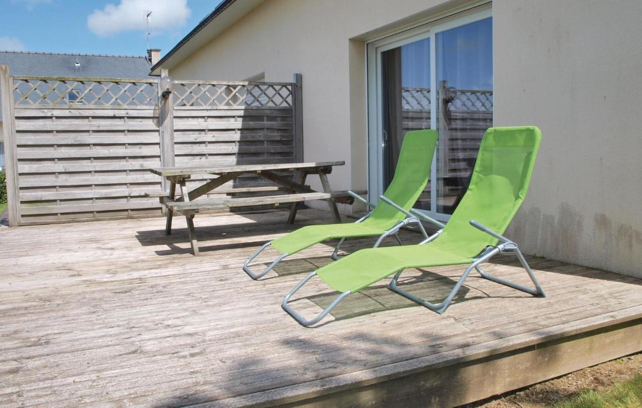 2 Bedroom Nice Home In Plestin Les Greves Exteriör bild
