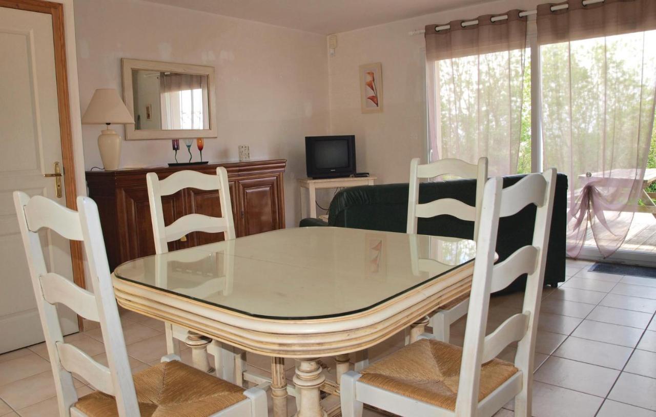 2 Bedroom Nice Home In Plestin Les Greves Exteriör bild